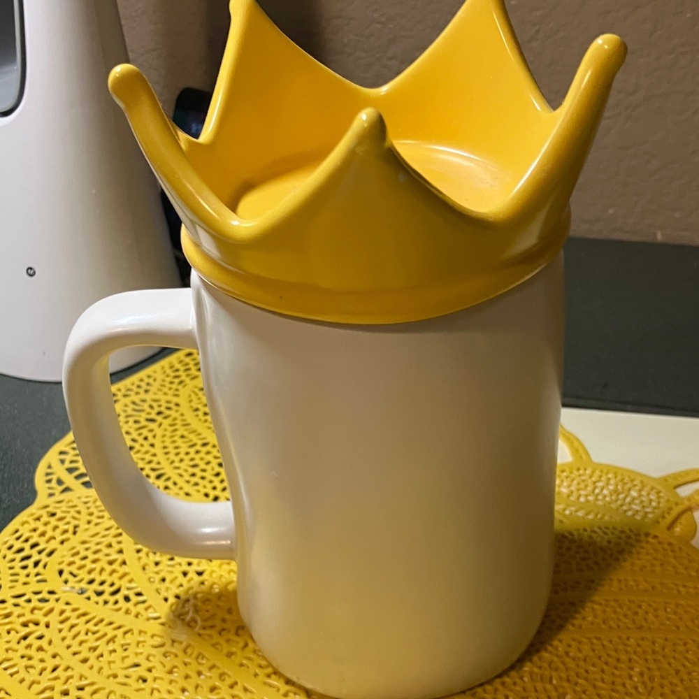 Bee decor . I used only for decor. Rae Dunn mug. Rae Dun honey pot. Other items - Picture 3 of 13